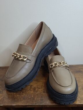 NWOT Crevo FRANCINE Taupe Loafers with Gold Chain & Chunky Black Lug Sole  (8.5)